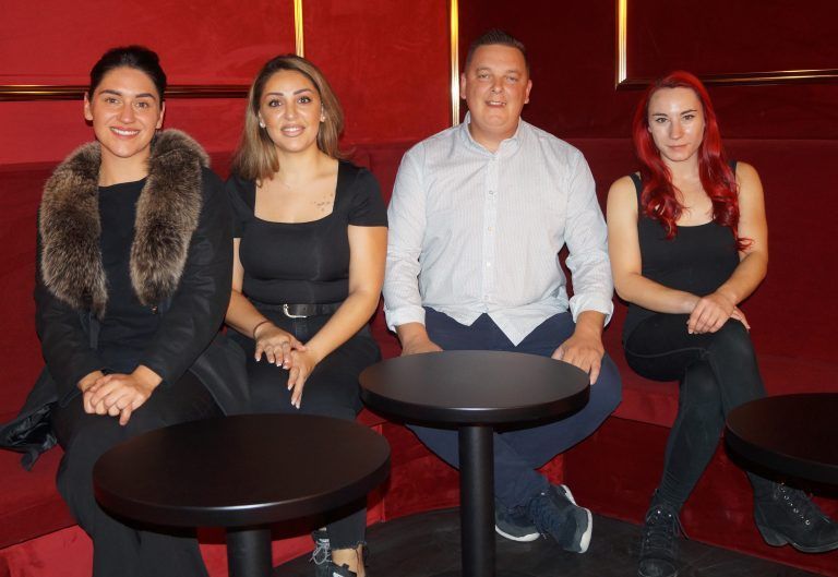 Jale Gül, Anna Schönenberger, Geschäftsführer Philipp Galle und Marie-Christin Knafl sind bereit für die Eröffnung.ritter