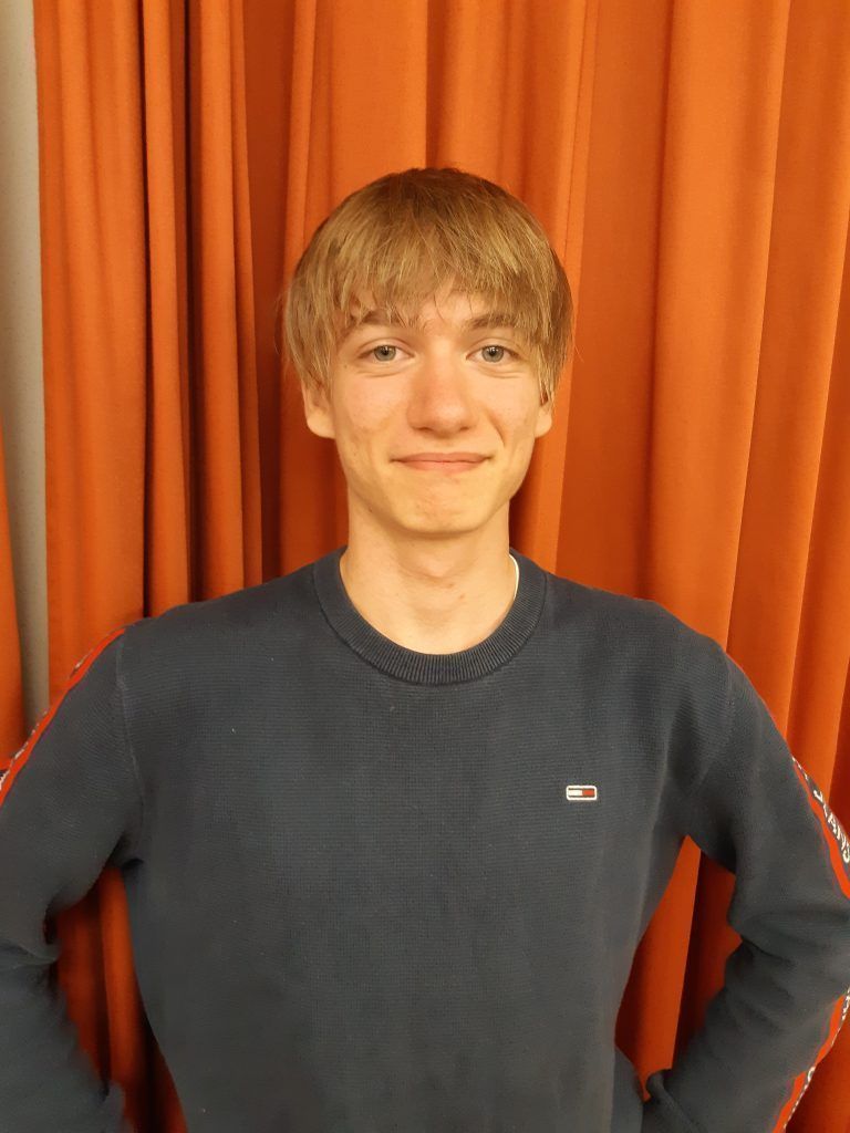 „Ich fühle mich als jüngster Sänger in der Chorgemeinschaft Cantemus sehr gut aufgenommen. Ich erlebe eine tolle Gemeinschaft. Meine Mama singt schon viele Jahre mit. Schon als Kind war mein Ziel, gemeinsam mit ihr einmal auf der Bühne zu stehen. Mit den Jubiläumskonzerten steht mein erster großer Auftritt bevor – ich freue mich schon", Jodok Burtscher aus Bludenz, Mitglied seit Jänner 2023.