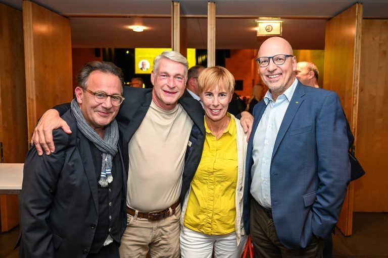 Jürgen Adami (Raiffeisenbank am Hofsteig), Marc Spitzar, seine Frau Judith Fink, Gerd Herljevic (Raiffeisenbank am Hofsteig).