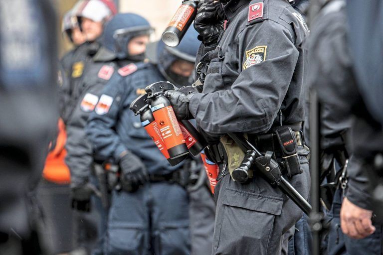 Polizisten beim Einsatz mit Reizgas-Kartuschen. <span class="copyright">symbol/apa</span>
