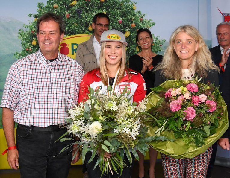 Katharina Liensberger mit Vater Thomas und Mutter Herlinde. <span class="copyright">gepa</span>
