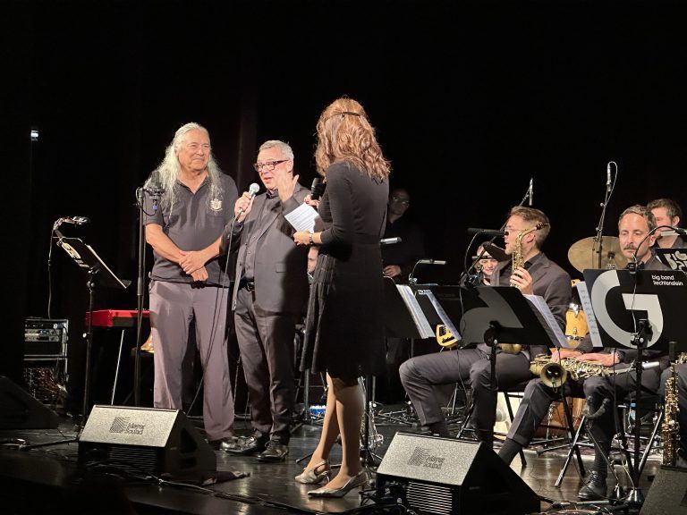 Fabienne Lemaire-Zünd führte Interviews mit Benno Marxer und Jürgen Kranz, dem Präsidenten der Big Band Liechtenstein.   <span class="copyright">Monika Bischof</span>