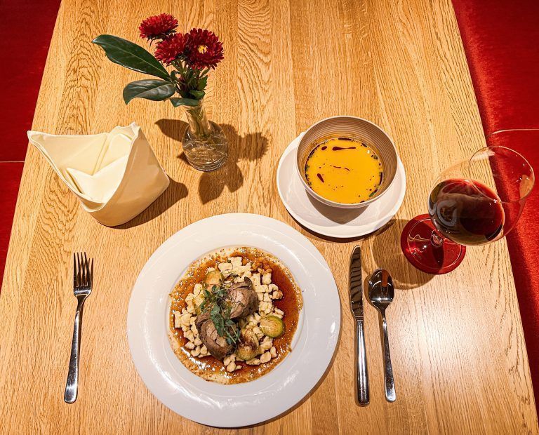 Kürbisschaumsuppe und Hirschroulade mit Wacholdersauce, Kohlsprossen und Spätzle, zubereitet von Chefkoch Norbert Bitter.