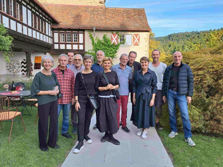 Wolfurts Bürgermeisterin Angelika Moosbrugger und Kurator Siegi Fink mit den Kunstschaffenden. <span class="copyright">HAPF/9</span>