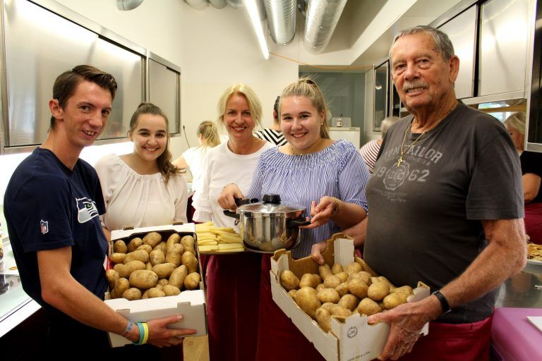 An diesem Sonntag isst die ganze Familie, Jung und Alt,  im Rahmen des „Kartoffeltags“ traditionell im Pfarrheim.