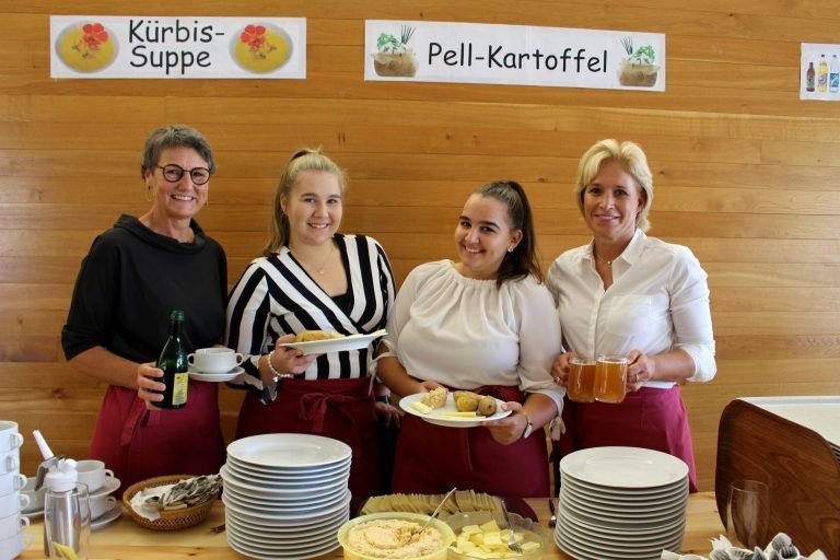 „Gsottene Kartoffla“ mit Butter, Topfenaufstrich und Käs, eine Kürbiscremesuppe oder ein Kartoffelgulasch, dazu hausgemachte Torten zum Dessert, das schmeckt Jung und Alt.