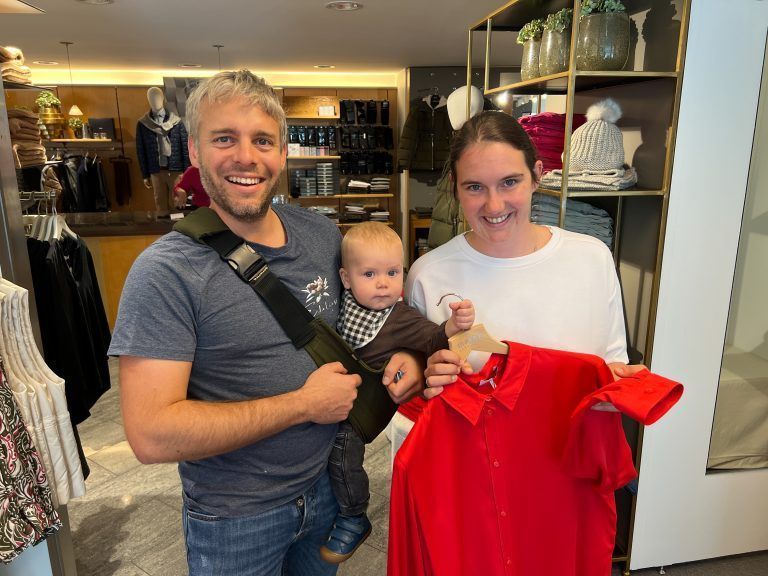 Lucas und Ramona Kuster mit Augustin beim Einkaufen.