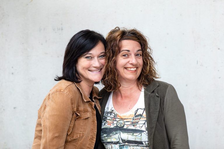 Ein aufregender Abend: Sandra Aberer und Marlies Kupnik auf der großen Bühne. <span class="copyright">Marc Zosel</span>