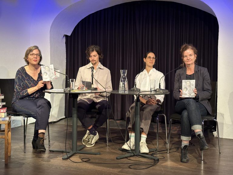 Auf dem Podium: Margarete Zink, Nicholas Perpmer, Lisa Hämmerle und Brigitta Soraperra. <span class="copyright">BI</span>