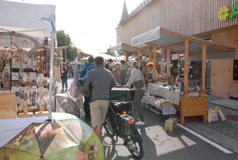 Bei herrlichem Spätsommerwetter war der Erntedankmarkt 2023 bestens besucht.