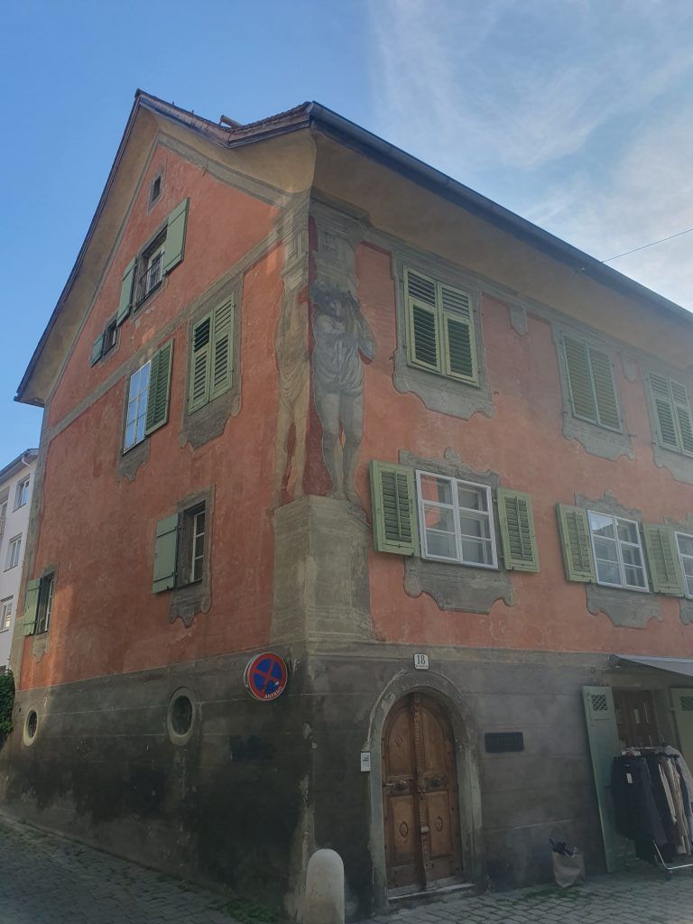 Das Gebäude wurde im Innen- und Außenbereich restauriert und saniert.