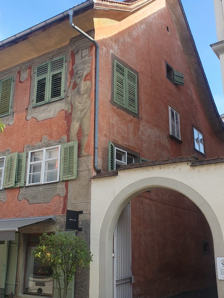 Die Fassade strahlt in ihrem Rot und fängt damit die Blicke der Passanten.
