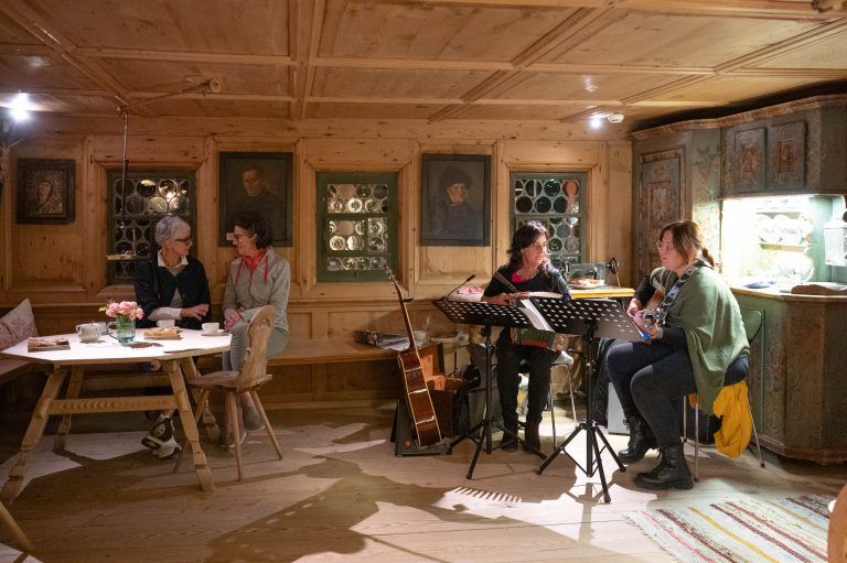 Hausmusik und Gesang gab es für die Besucher in der guten Stube. 