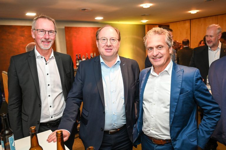 Notar Günter Wurzer, Gernot Erne (Raiffeisenbank Im Rheintal), Michael Kubesch (Direktor ÖAMTC Vorarlberg).