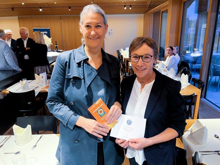 Obfrau Manuela Ortner und Irmgard Waibel vom Verein Sonnenblume.