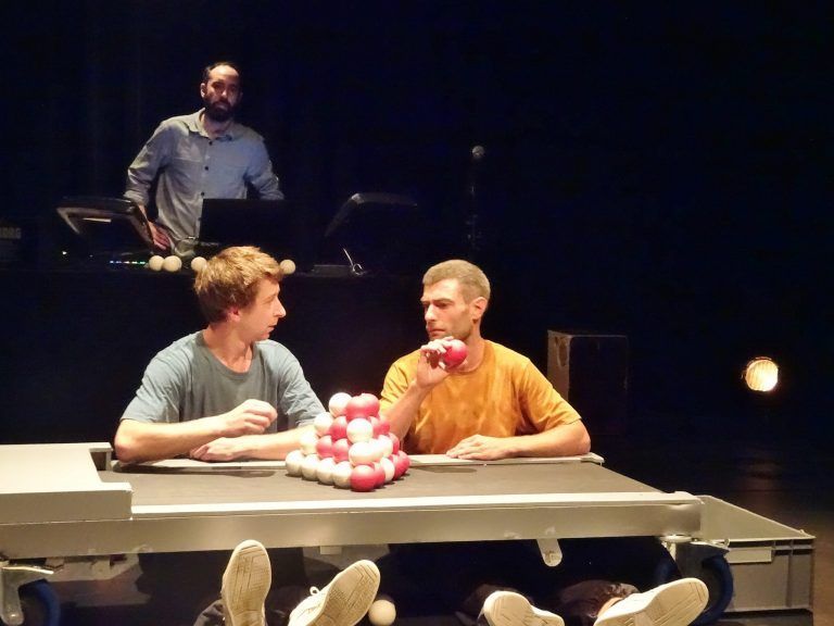 Zentrale Mitspieler der Show waren Laufbänder und DJ Moisés Mas García schaffte jeweils die passende musikalische Kulisse. <span class="copyright">cth</span>