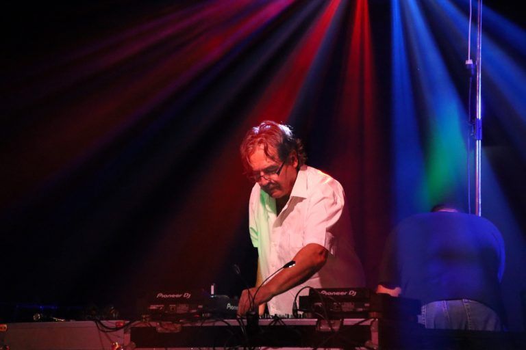 Überraschung des Abends: DJ Werner Brugger an den Turntables.