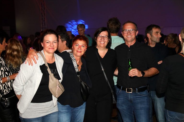 Alte Bekannte trafen sich an der "Opalbar" und tauschten Geschichten von den gemeinsamen Discobesuchen an der Lindauerstraße aus.