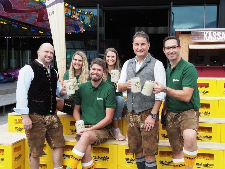 Mohrenbräu-GF Thomas Pachole (2.v.r.) mit dem 1. Braumeister Tim Groeger, Andreas Linder (Marketing) und Projektleiter Bosse Danielsen mit Team. sie