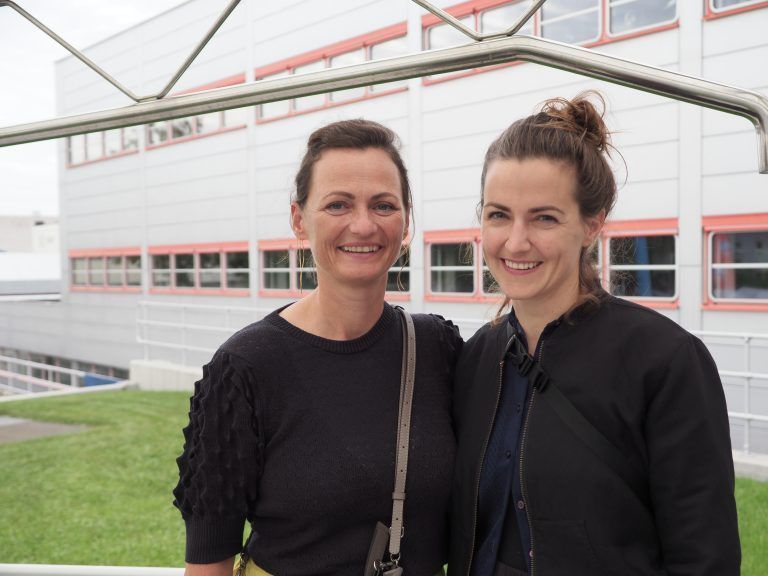 Nina Fritsch (Landesverband Amateurtheater) und Künstlerin Maria Dietrich.