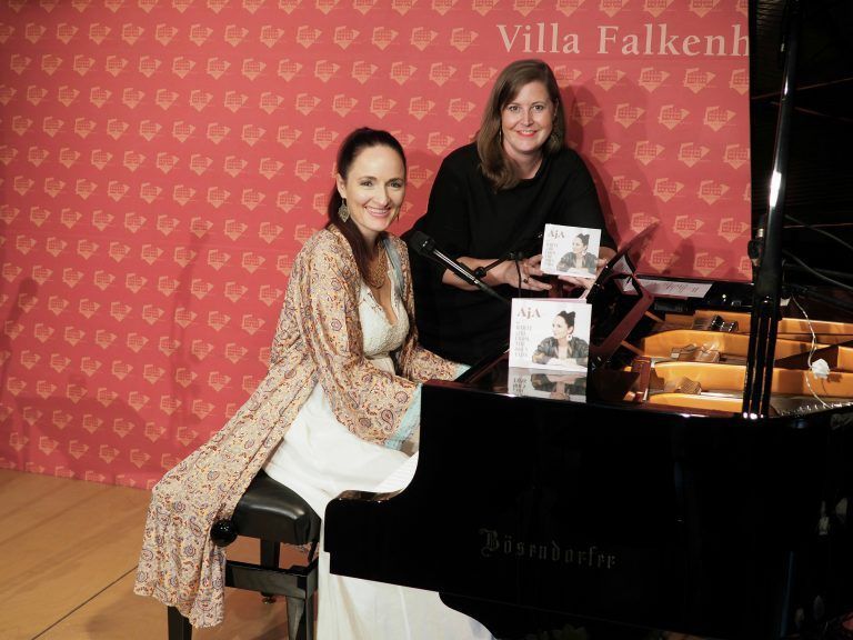 Singer-Songwriterin Aja mit Villa Falkenhorst-Geschäftsführerin Verena Burtscher bei der CD Präsentation.