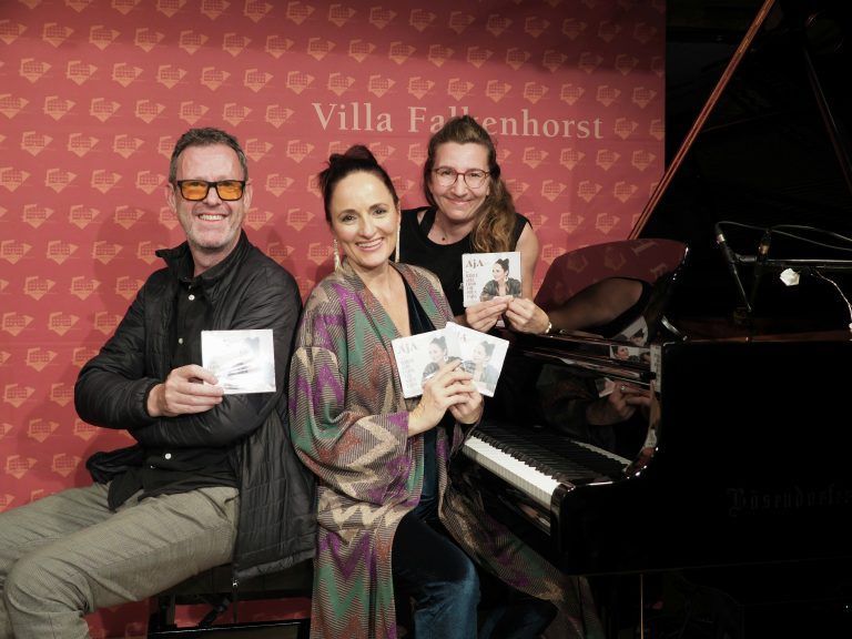 Singer-Songwriterin Aja mit Ekkehard Breuss (Klangfabrik) und Grafikerin Denise Kopf bei der CD-Präsentation in der Villa Falkenhorst. sie