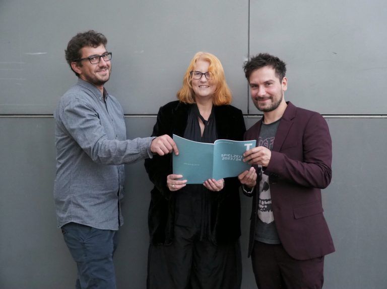 Landestheater-Intendantin Stephanie Gräve freute sich mit Manuel Apollonio und Benjamin Dembek (Kommunikation) auf die Premiere.  sie