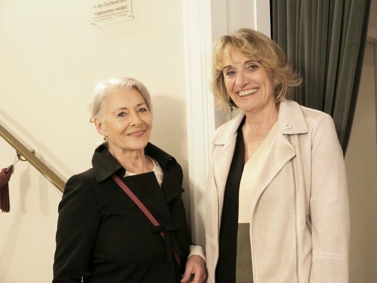 Doris Gunz mit Elisabeth Türk-Saggel (Theaterfreund:innen). 