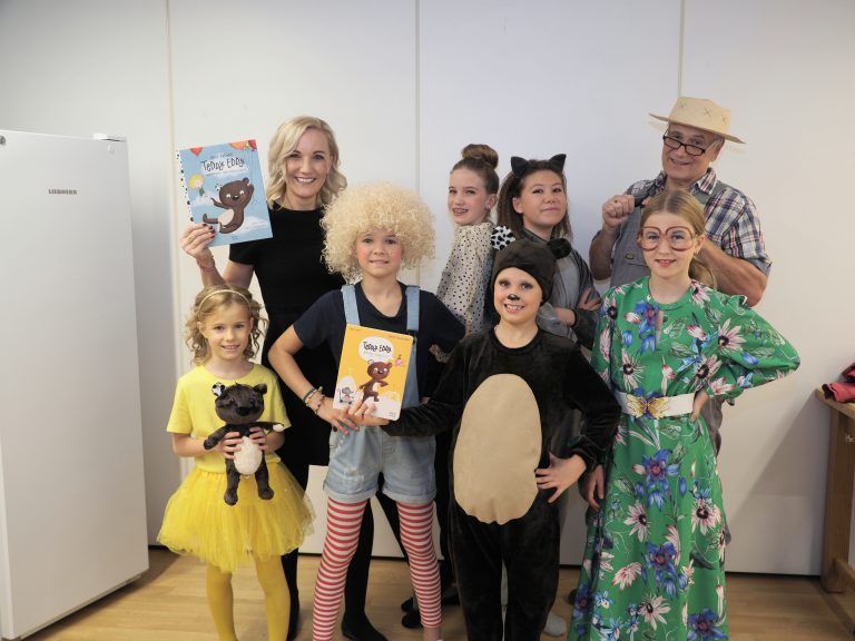 Autorin Ingrid Hofer (Text und Musik) mit den Teddy-Eddy-Akteuren Nea Wachter, Zoe Jussel, Emily Spieß, Helena Tragner, Martin Holzer sowie Federica und Valentina Gemmi bei der Premiere im Reichshofsaal. SIE