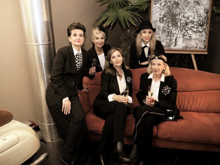 Modedesignerin Conny Dietrich (l.) präsentierte sich gemeinsam mit den Künstlerinnen Heidi Lohs, Iris Niederer, Brigitte Jochum und Michelle Steiner bei der Veranstaltung „Kunst trifft Mode“ im Stil der 20er-Jahre. <span class="copyright">SIE</span>