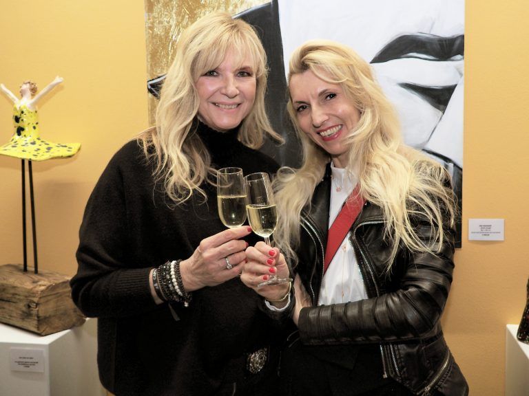 Karolina Bilgeri mit Medizinerin Barbara Niederer.