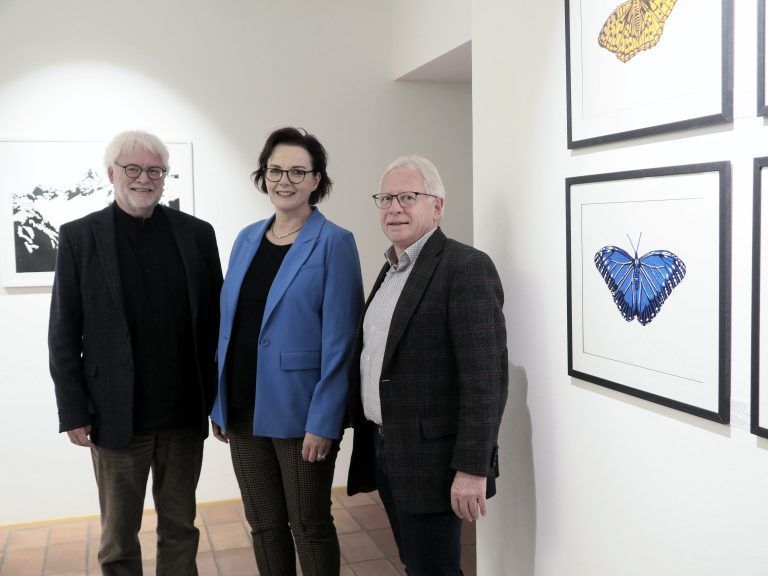 Die beiden Künstler Norbert Leo Müller und Gabi Jörger mit Bildungshausleiter Christian Kopf bei der Ausstellungseröffnung in Batschuns.