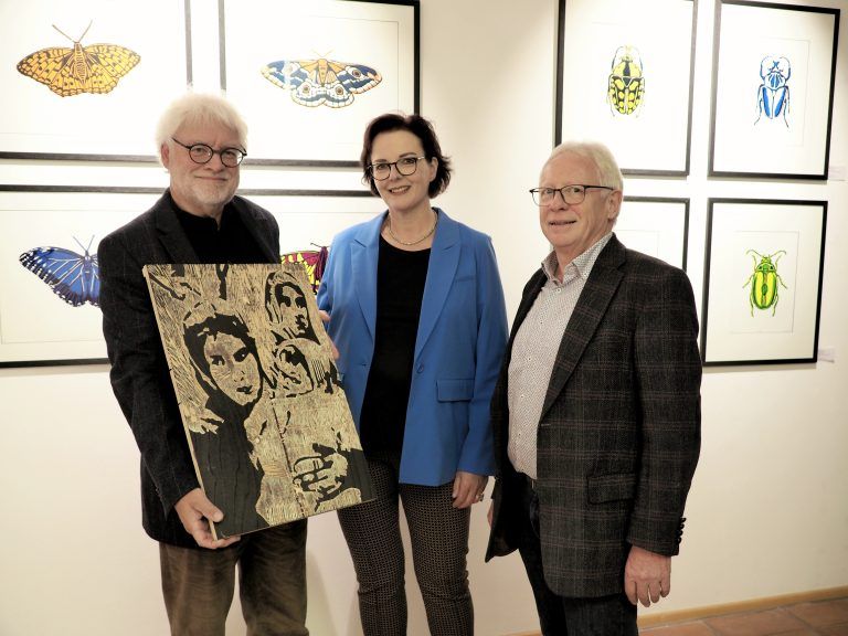 Die beiden Künstler Norbert Leo Müller und Gabi Jörger mit Bildungshausleiter Christian Kopf bei der Ausstellungseröffnung in Batschuns. sie