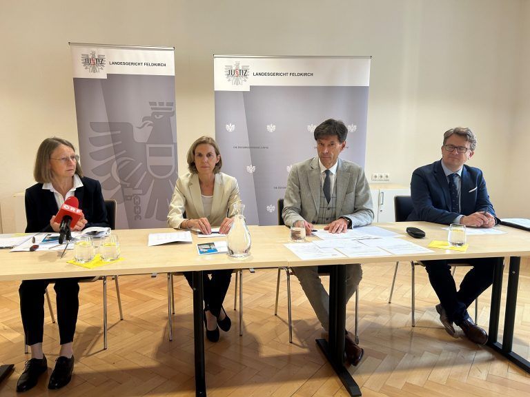 Präsentierten die "Lange Nacht der Museen" (v.l.): Vizelandesgerichtspräsidentin Karin Seidl-Wehinger, Landesgerichtspräsidentin Angelika Prechtl-Marte, Oberlandesgerichtspräsident Wigbert Zimmermann, Richter Dietmar Nussbaumer (Leiter der Öffentlichkeitsarbeit).<span class="copyright"> vn/gs</span>