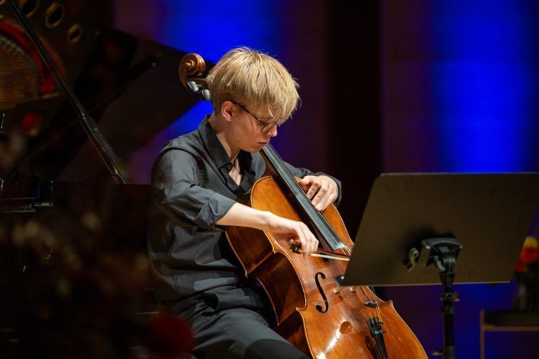 Philipp Schupelius verzauberte das Publikum mit seiner Virtuosität in der technisch überaus komplexen "Carmen Fantasie für Cello und Klavier".<span class="copyright">Julian Forte, :alpenarte</span>