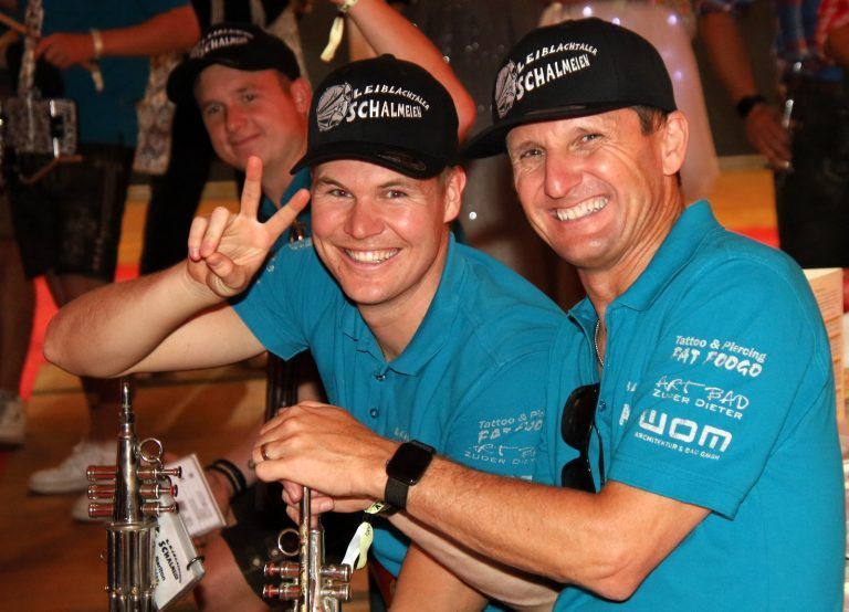 Schalmeien Niklas und Jochen bestens gelaunt bei der Cuvéetaufe.