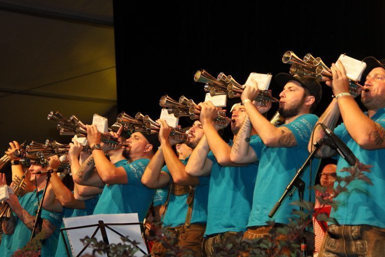 Die Schalmeien bei ihrem Auftritt bei der Cuvéetaufe.