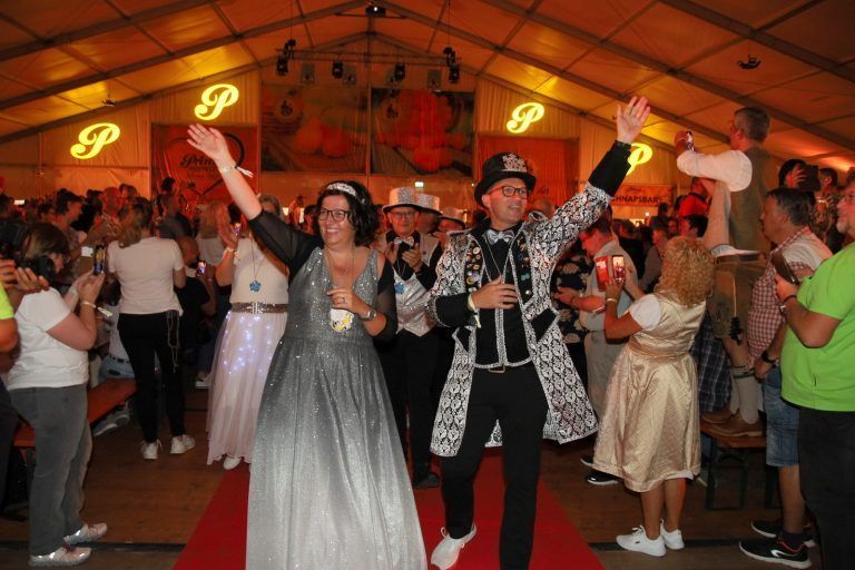 Einzug des Faschingsprinzenpaares in das Prinzzelt. CHF(2)
