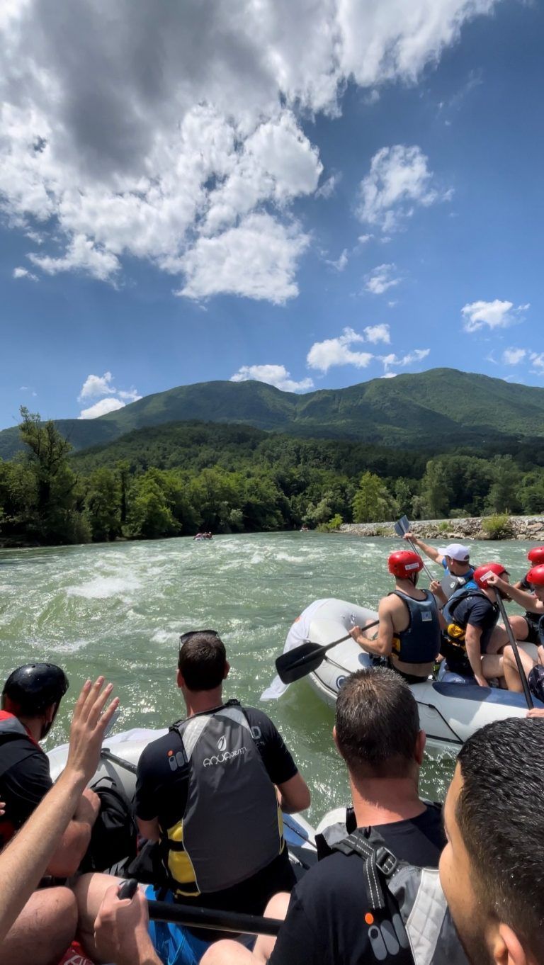 Action in der Freizeit: Rafting in Serbien.