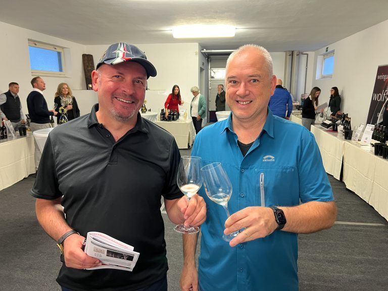 Rainer Ammann und Michael Mayer auf Weinprobe.
