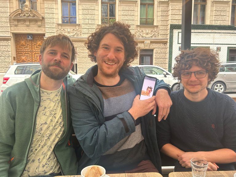 Schiemer, Wollmann und Blassnig im Interview. Per Handybild dabei: Michael Naphegyi. VN/Prock