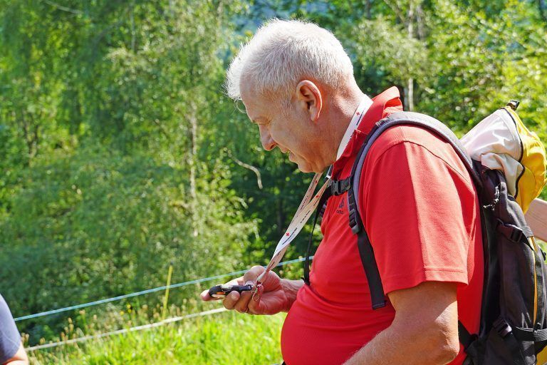 Rufhilfe von unterwegs ermöglicht auch der neue Notruf-Tracker im Taschenuhrformat.