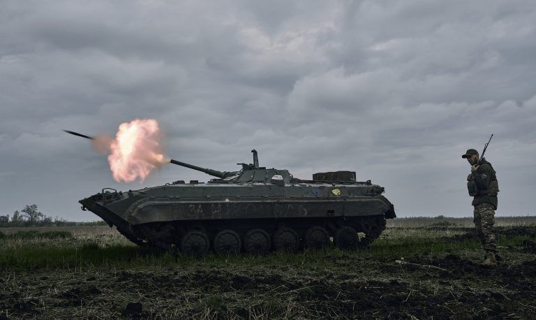 Ein ukrainischer Schützenpanzer bei Donezk.<span class="copyright"> AP Photo/Libkos, File</span>