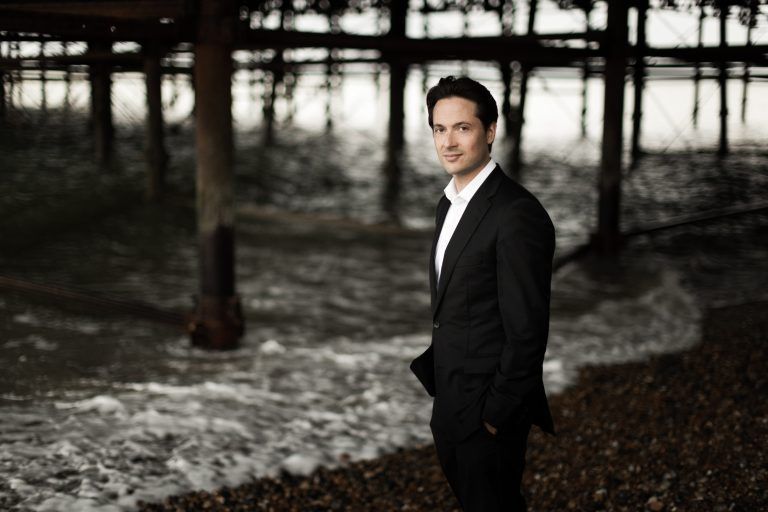 Leo McFall dirigiert Dmitri Schostakowitschs 8. Symphonie und Alban Bergs Violinkonzert „Dem Andenken eines Engels“.    <span class="copyright">Benjamin Ealovega</span>