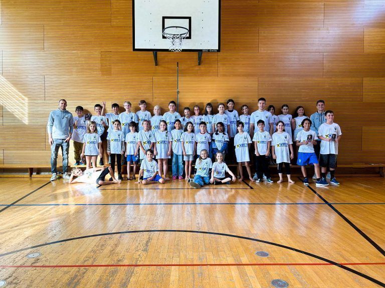 SCRA-Kapitän Lukas Jäger (links) mit den Schüler:innen der Volksschule Dornbirn-Leopoldstraße. <span class="copyright">SCRA</span>