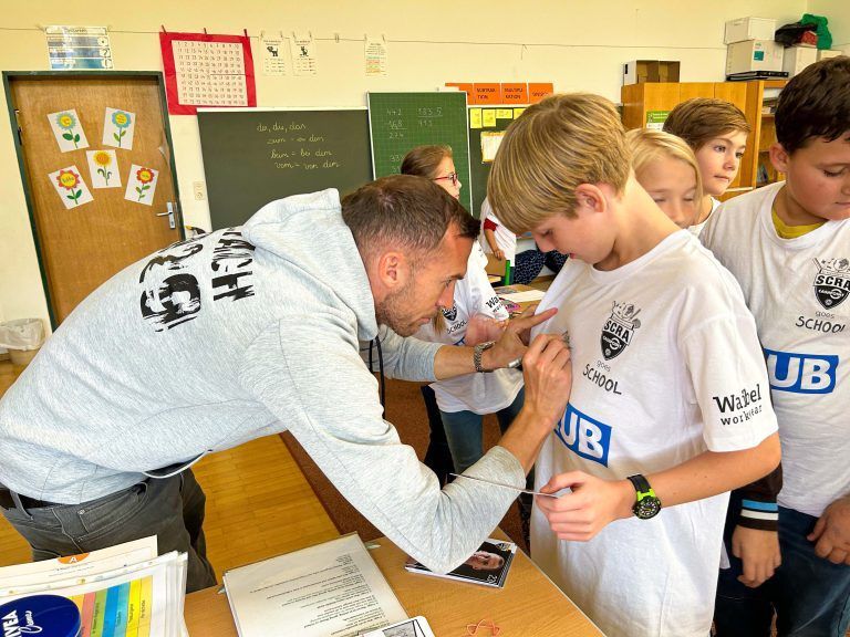 Lukas Jäger beim Autogrammschreiben. <span class="copyright">SCRA</span>