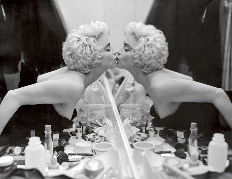 Madonna ihr Spiegelbild küssend 1986.   <span class="copyright">Bruce Weber</span>