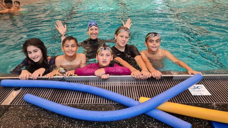 Gemeinsam mit Schwimmtrainerin Nicole Del Missier wurde im Stadtbad Dornbirn fleißig geübt. <span class="copyright">NAM/4</span>