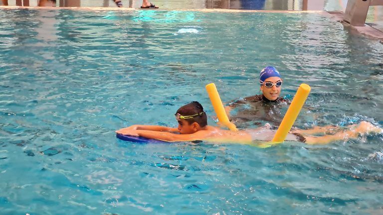 Von der Schwimmbrettübung zum freien Schwimmen: Fortschritte Schritt für Schritt.