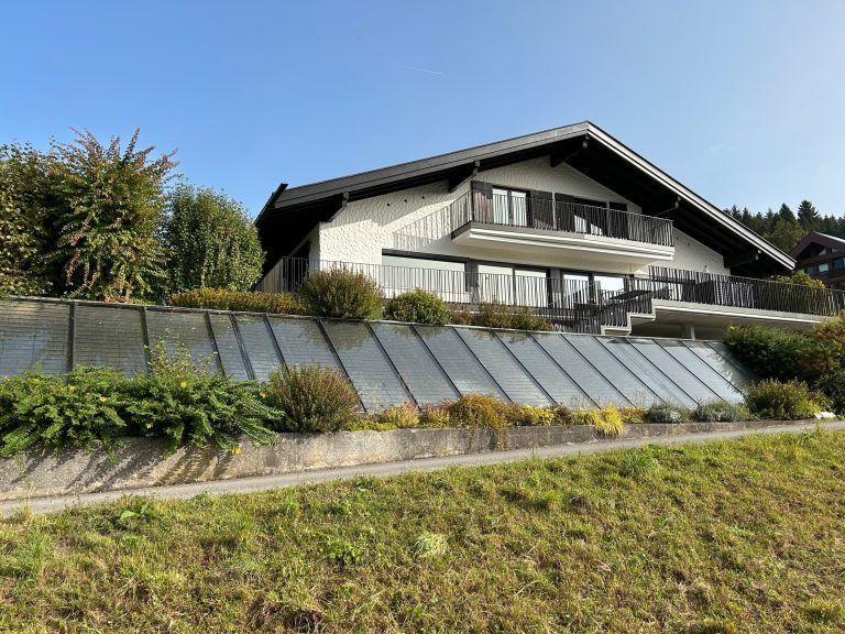 Für das erste Sonnenhaus wurden Horst Zimmermann und Arnold Feuerstein (Dorfinstallateur) 1977 mit dem Staatspreis für Energie­forschung ausgezeichnet.